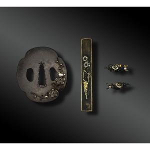 Mounting Composed Of A Kozuka, A Pair Of Menuki And A Tsuba - Japan - Edo Period (1603-1868)