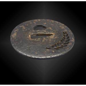 Tsuba Nagamaru Gata. Japan – Edo Period (1606 – 1868) Iron H: 7.8cm – L.: 7.6cm – H. Nakago-ana
