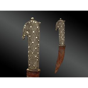 Yemeni Khadaam Dagger. Silver-studded Hilt. Yemen, Early 20th Century.