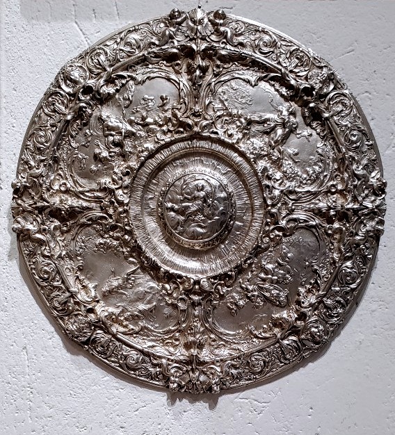 Piatto di decorazione in bronzo argentato