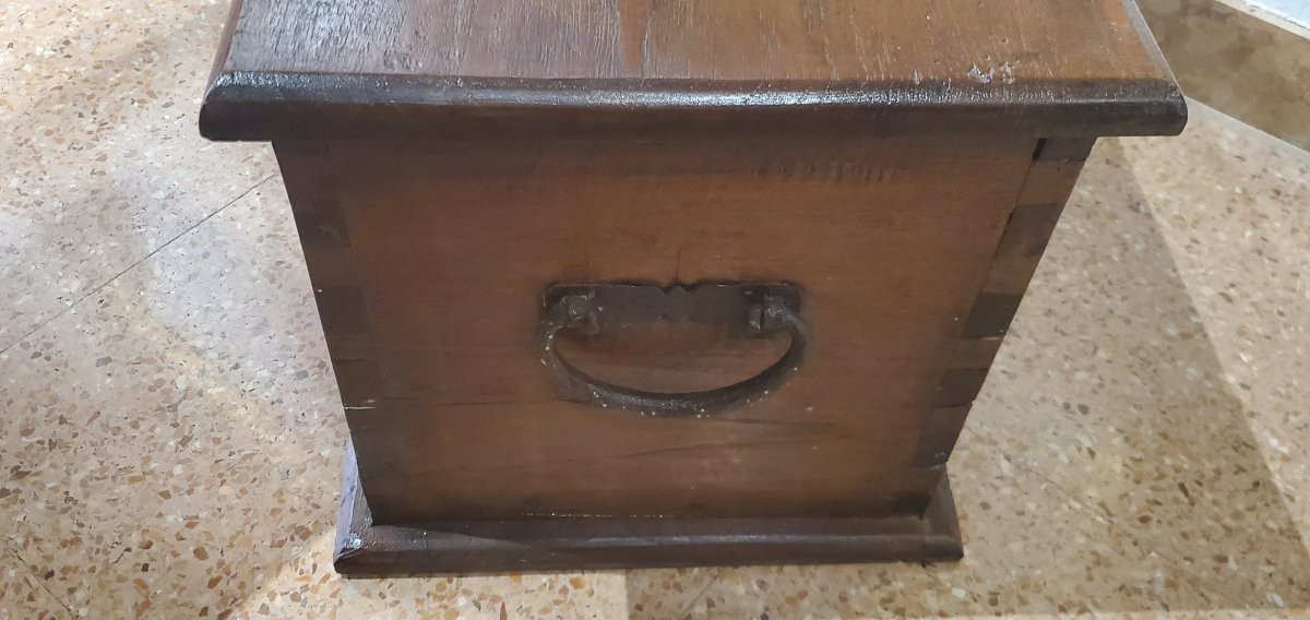 Piccola Cassapanca in noce epoca 1700-photo-1