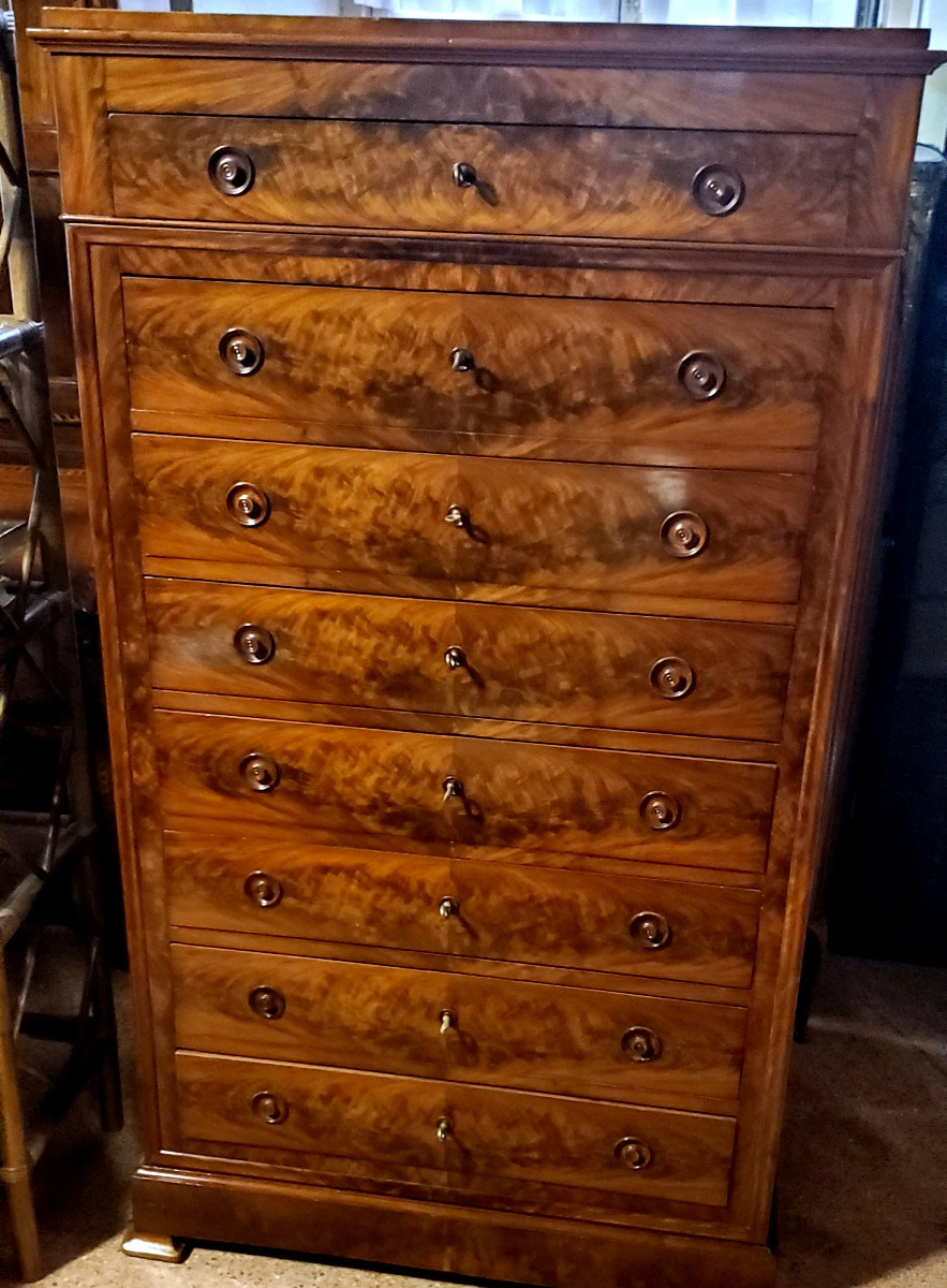 Mobile a 8 cassetti epoca 1850 di manifattura francese in legno di mogano cubano .