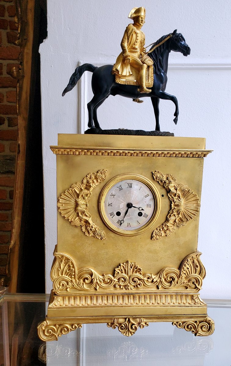 Orologio epoca Impero raffigurante Napoleone a cavallo , l'orologio è in bronzo dorato 18 kt-photo-1