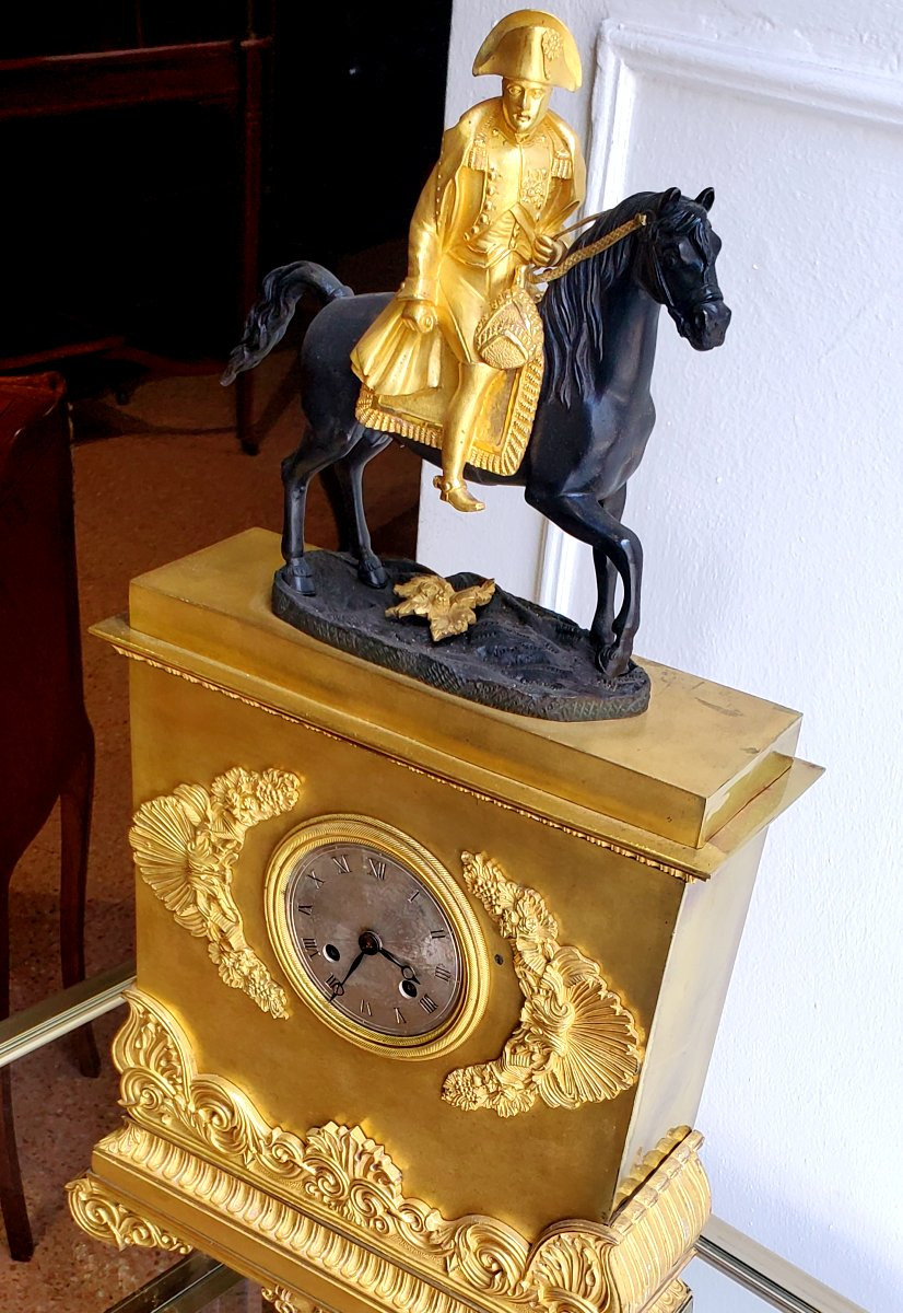 Orologio epoca Impero raffigurante Napoleone a cavallo , l'orologio è in bronzo dorato 18 kt-photo-4