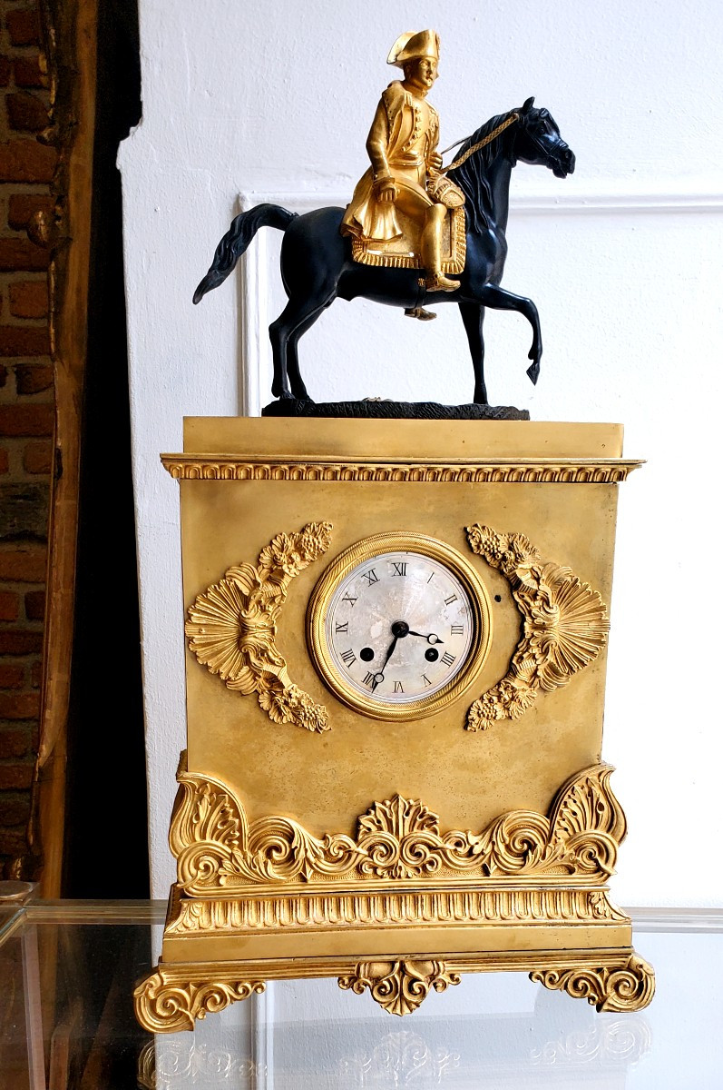 Orologio epoca Impero raffigurante Napoleone a cavallo , l'orologio è in bronzo dorato 18 kt