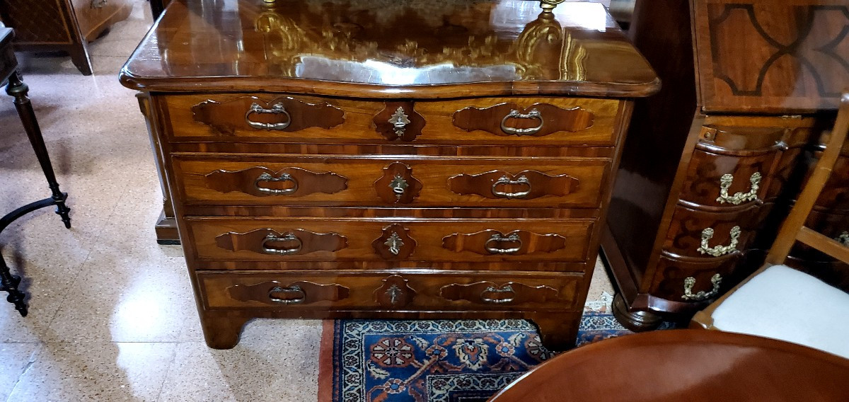 Antico Comò epoca  1750 (circa)  in legno di noce 