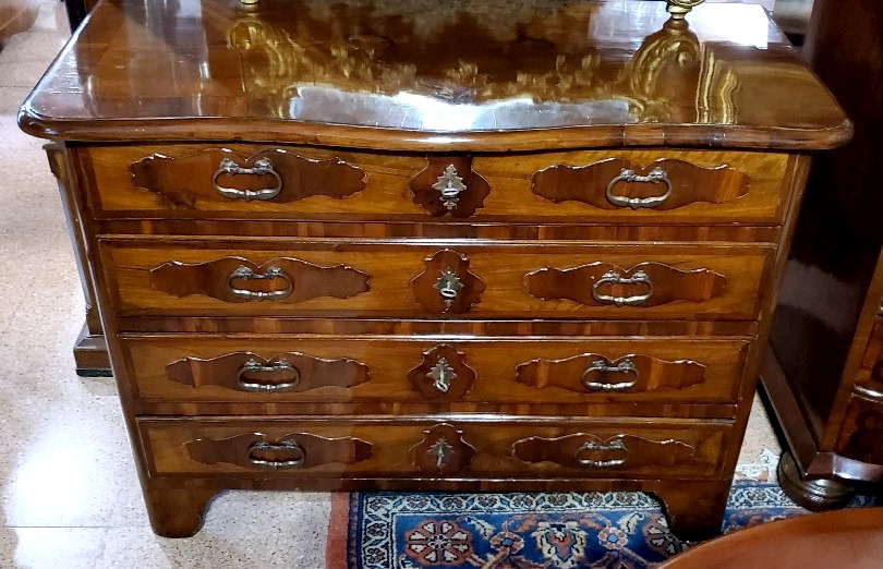 Antico Comò epoca  1750 (circa)  in legno di noce 