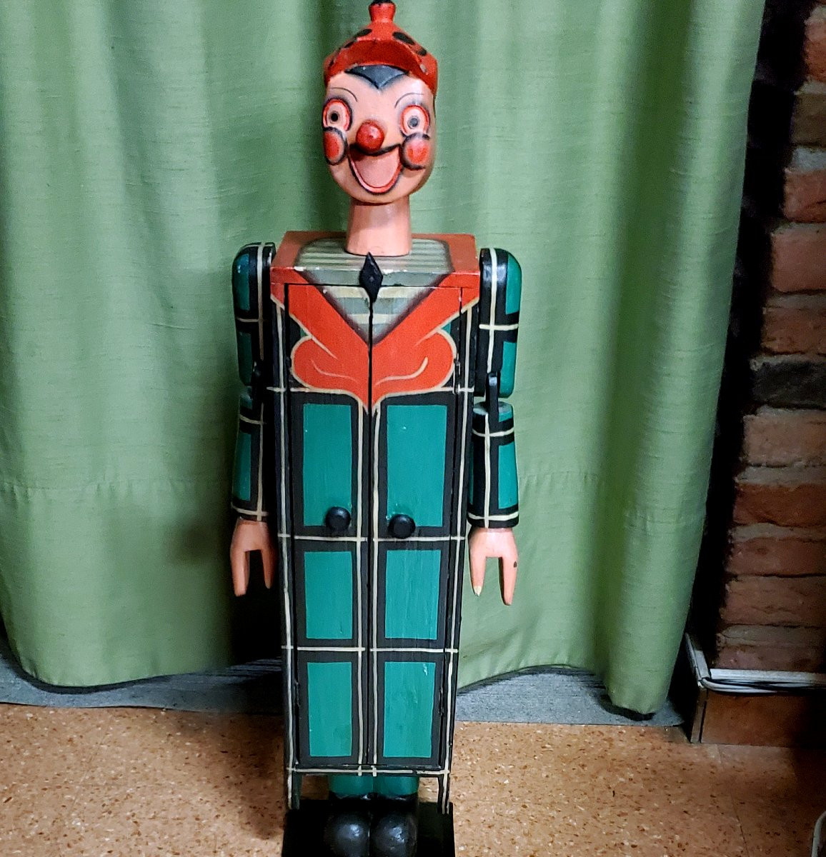 Pinocchio in legno , con mobiletto ,manifattura Italiana epoca 1940 circa -photo-1