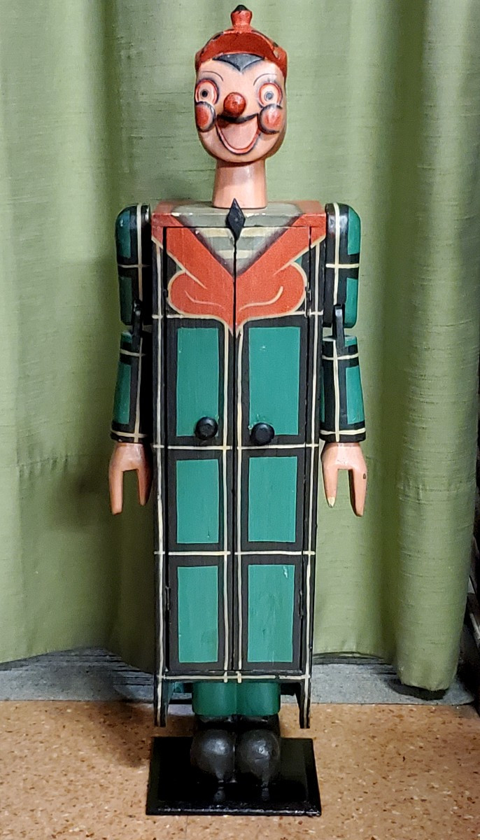 Pinocchio in legno , con mobiletto ,manifattura Italiana epoca 1940 circa 
