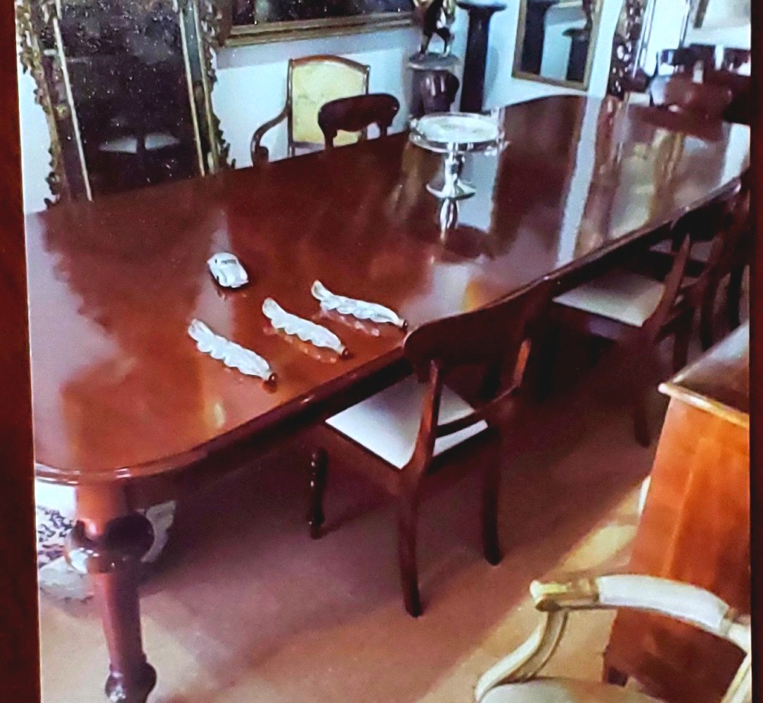 Tavolo Inglese Vittoriano ,in legno di mogano . Questo Tavole è allungabile a piacimento 