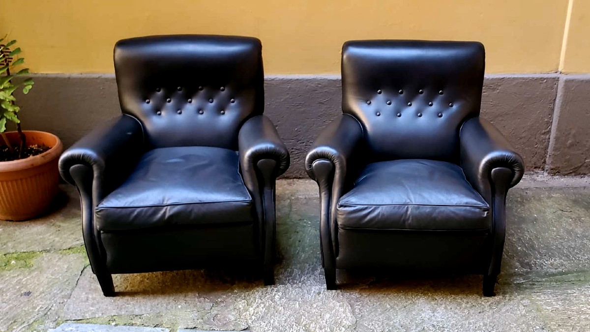 2 poltrone 1 pouf , Frau anni 1970 ,in vera pelle nera 