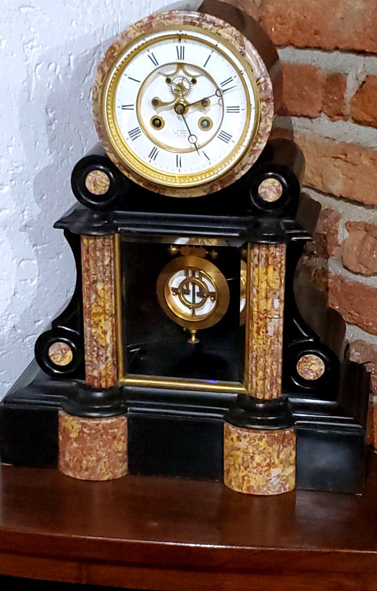 Antico Orologio interamente  in Marmi policromi  epoca fine 1800 ,quadrante smaltato 