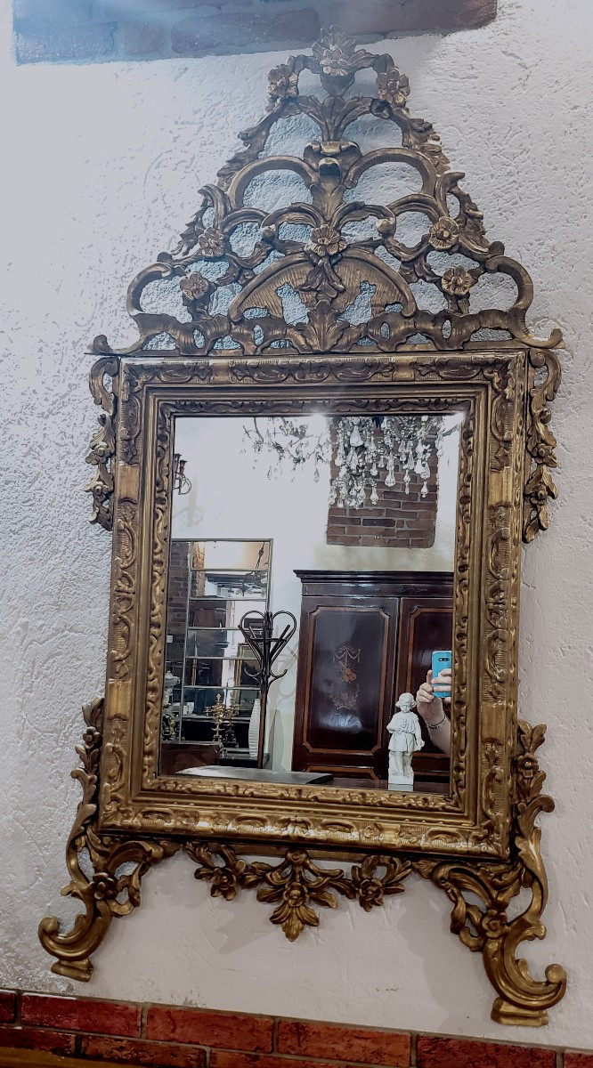 Antica Specchiera Luigi XV ,di manifattura Italiana  ,in legno scolpito e dorato 