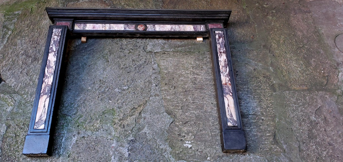 Camino epoca Luigi Filippo in marmo nero e marmo macchia vecchia . 