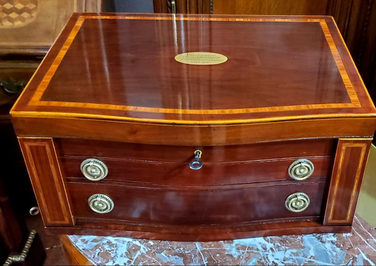scatola in legno di mogano 48x34 cm h22 cm   ,intarsiata in legno di palissandro  rosa e bosso 