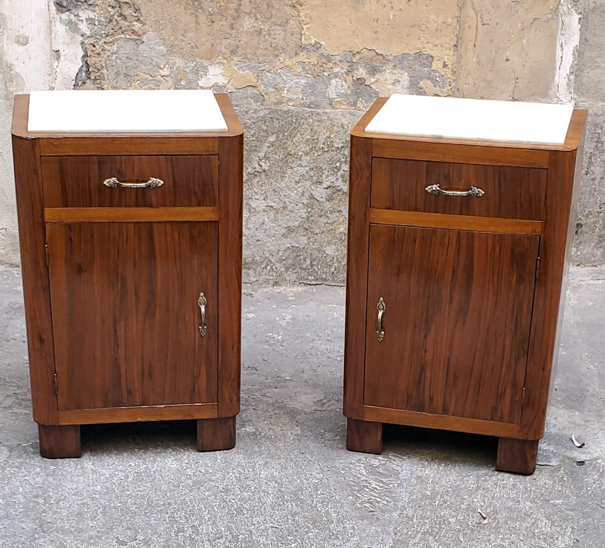 2 Comodini Art Deco in legno di noce ,di manifattutra Italiana 