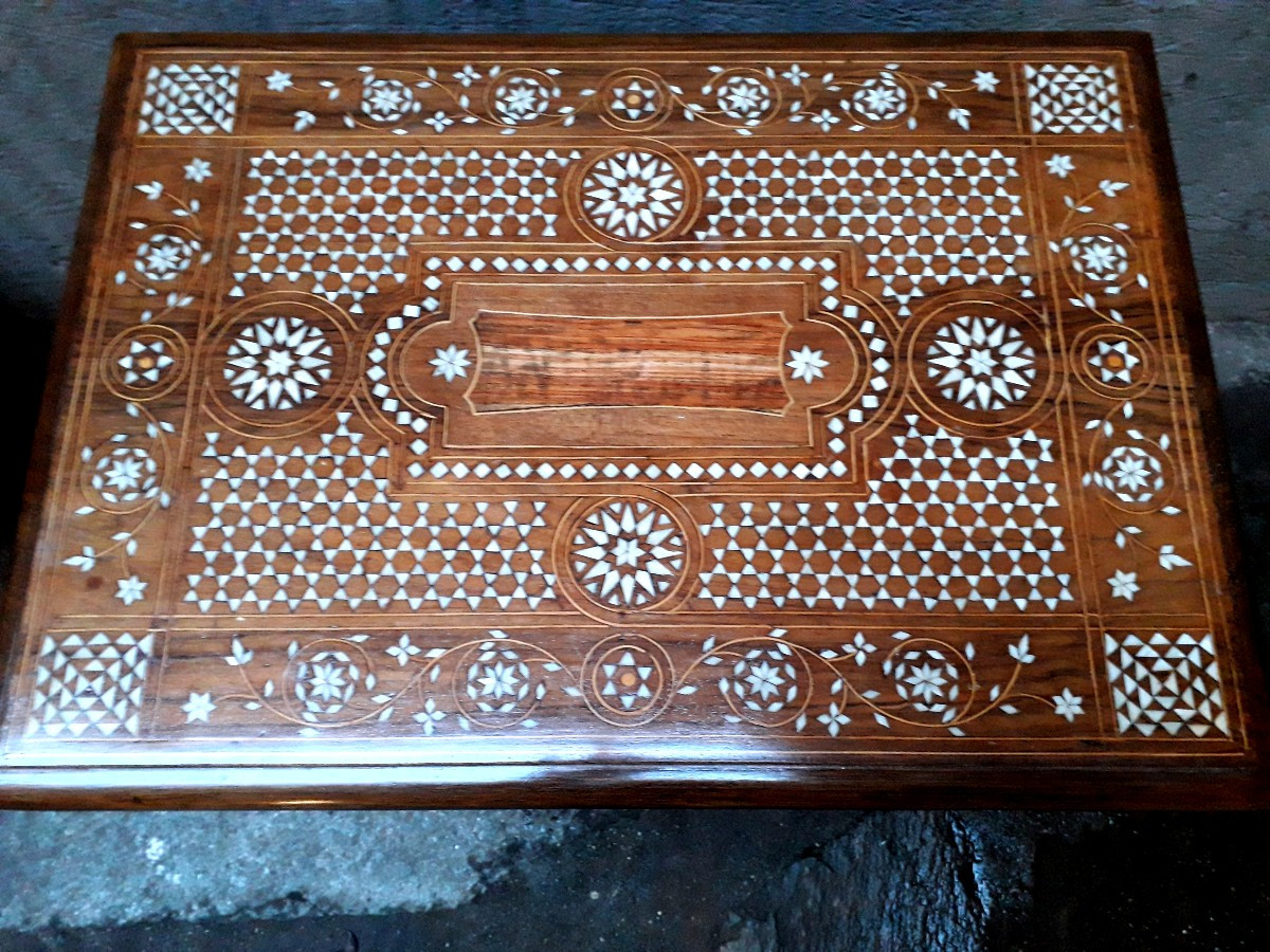 Antico Tavolino manifattura Lombarda (Italia) epoca 1860 (circa) in legno di noce 