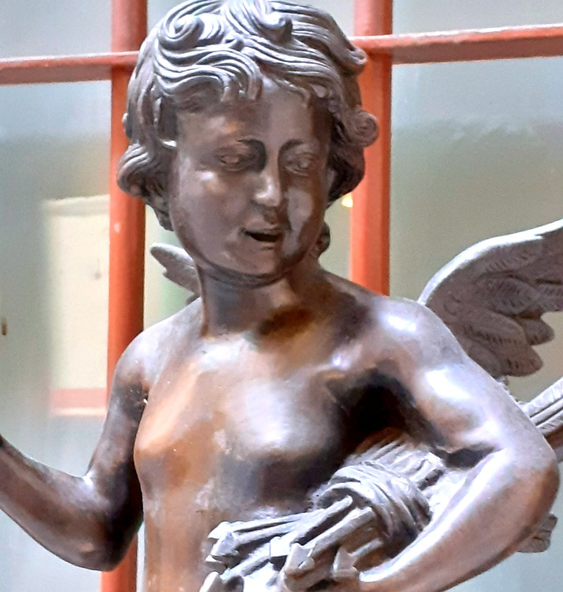 Scultura in bronzoraffigurante Cupido con arco e frecce . -photo-2