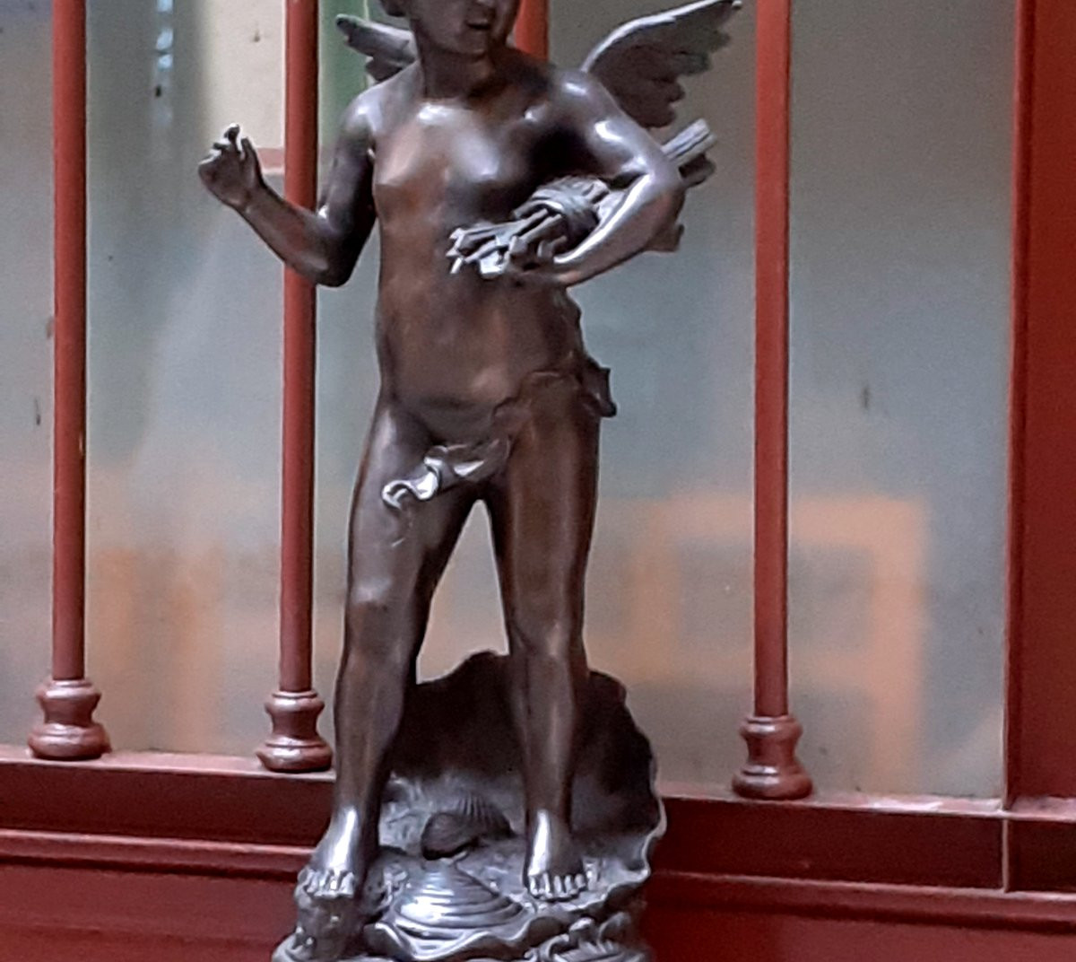 Scultura in bronzoraffigurante Cupido con arco e frecce . -photo-4