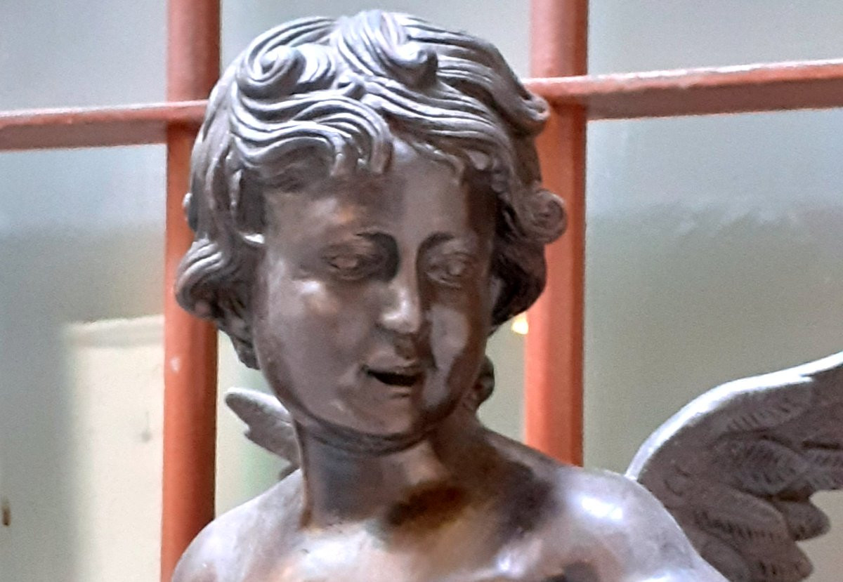 Scultura in bronzoraffigurante Cupido con arco e frecce . -photo-1