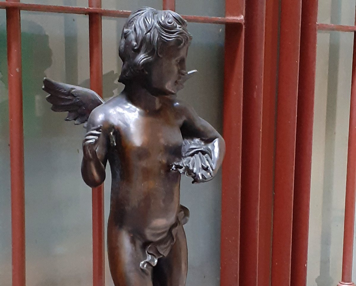 Scultura in bronzoraffigurante Cupido con arco e frecce . -photo-2