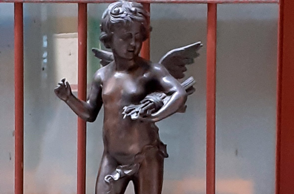 Scultura in bronzoraffigurante Cupido con arco e frecce . -photo-4