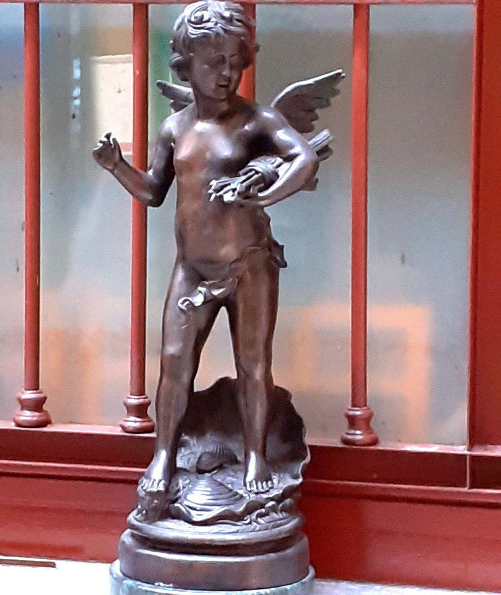 Scultura in bronzoraffigurante Cupido con arco e frecce . 