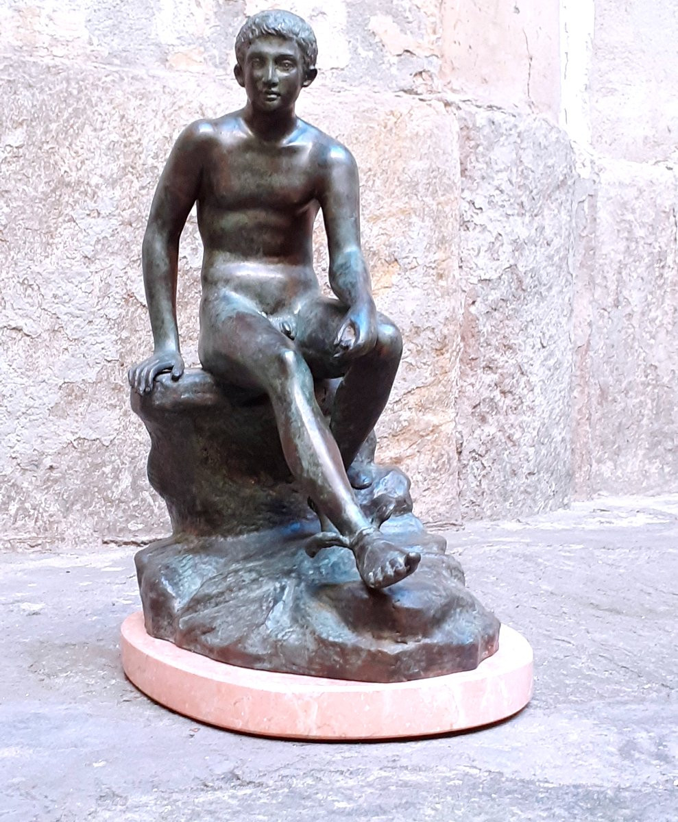 Scultura in bronzo raffigurante Mercurio seduto (messaggero degli dei, figlio di Giove) -photo-1