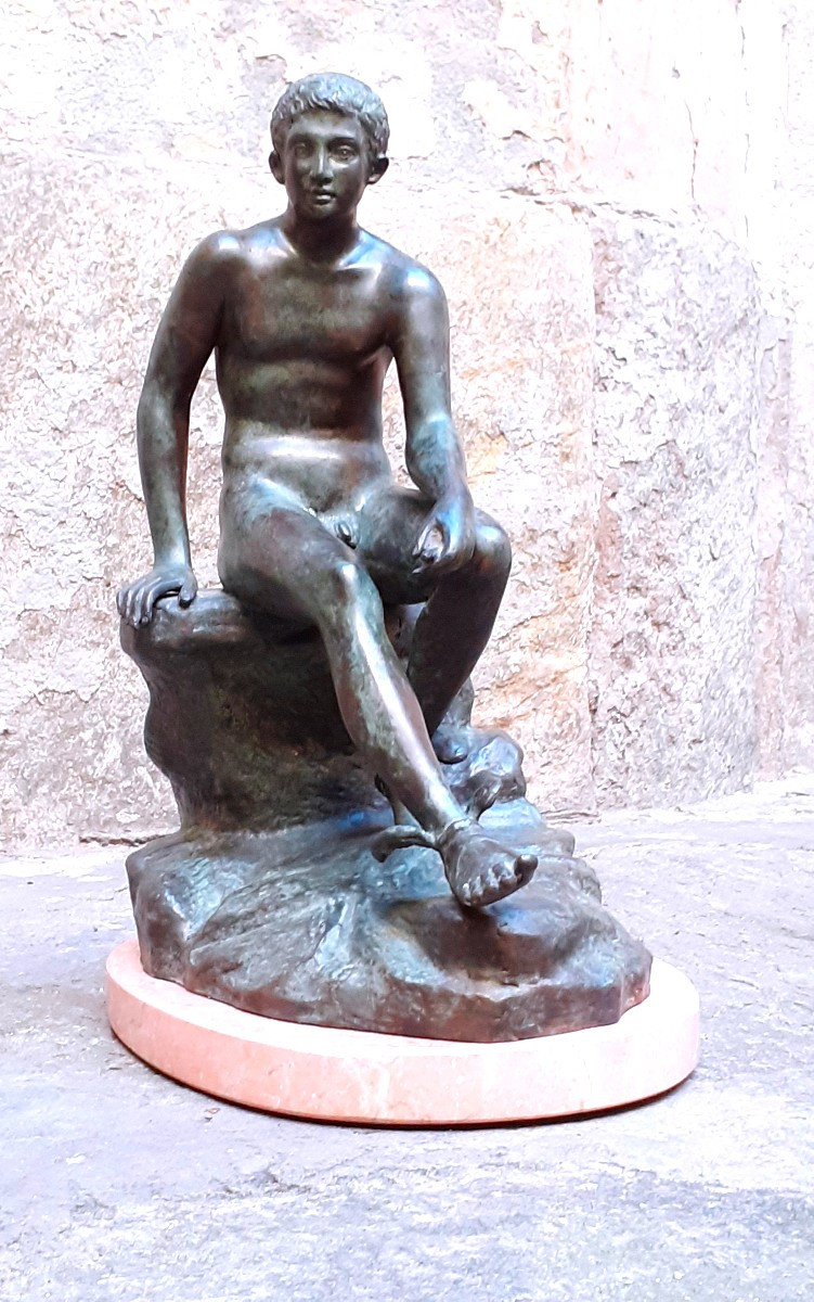 Scultura in bronzo raffigurante Mercurio seduto (messaggero degli dei, figlio di Giove) 