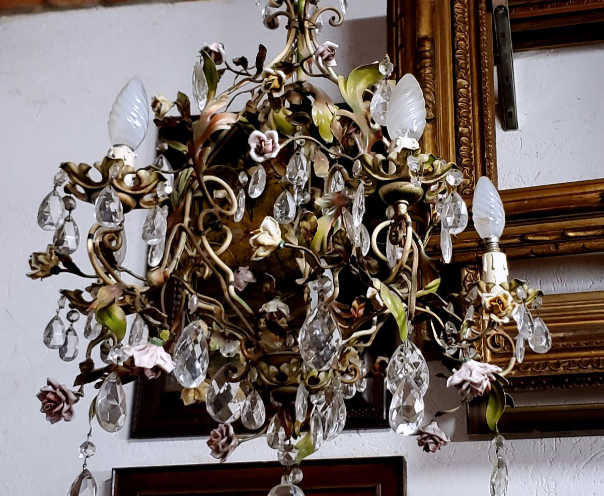 Lampadario in ferro battuto e decorazioni di foglie in lamierino e fiori in porcellana-photo-1
