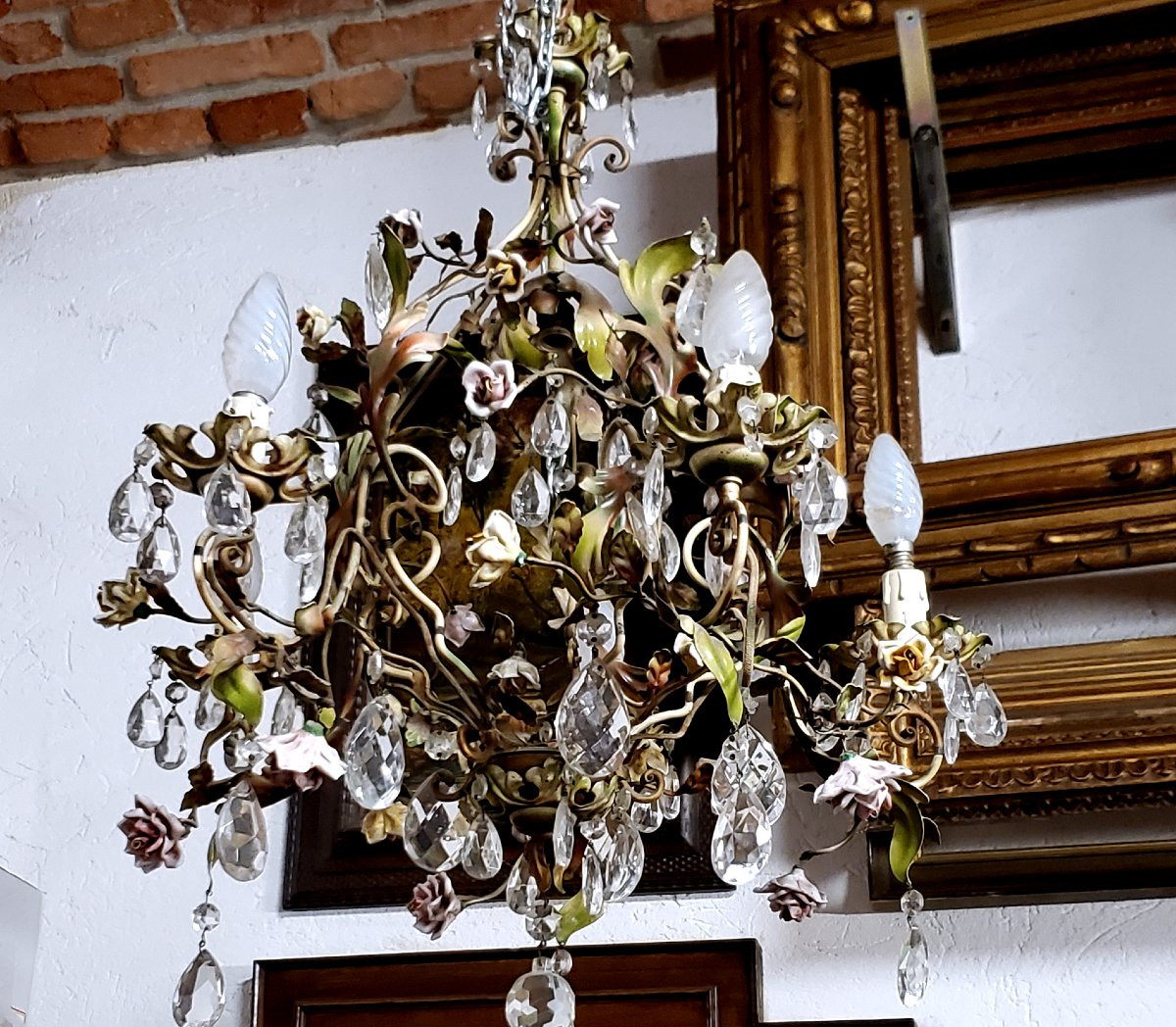 Lampadario in ferro battuto e decorazioni di foglie in lamierino e fiori in porcellana-photo-2