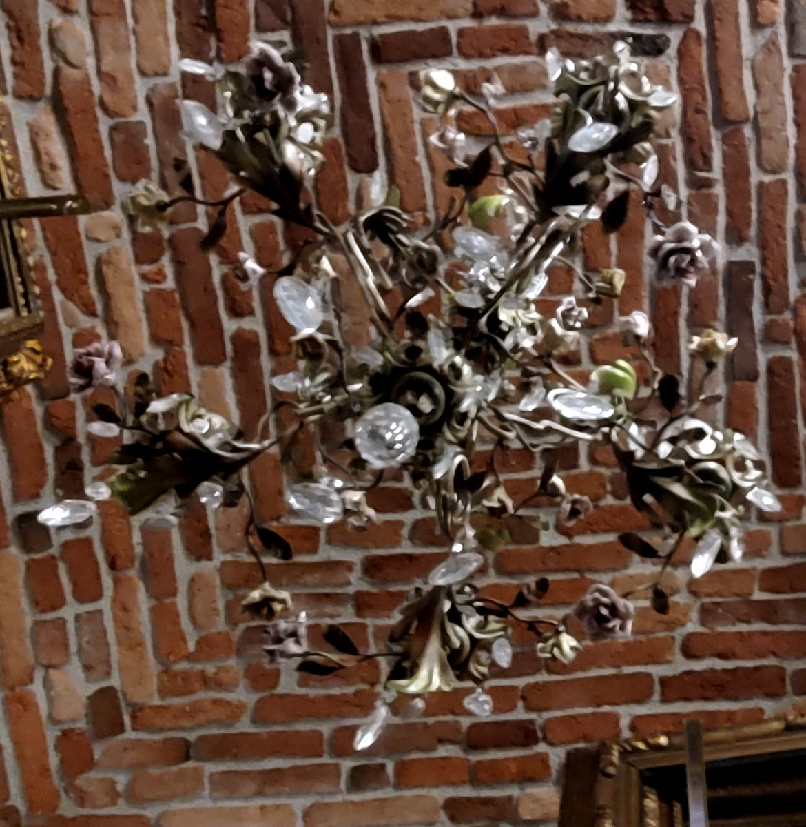 Lampadario in ferro battuto e decorazioni di foglie in lamierino e fiori in porcellana-photo-6