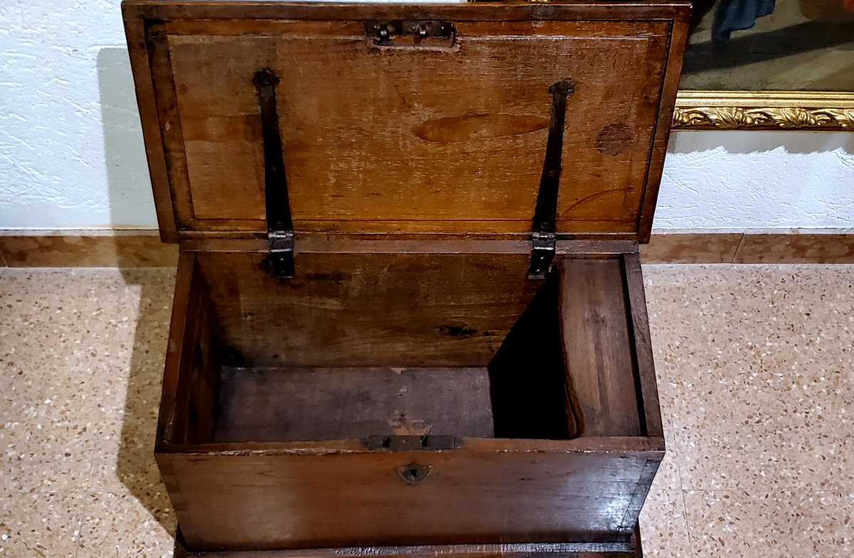 Antica Cassapanca in legno di noce epoca seconda metà 1700 , manifattura Spagnola .-photo-3