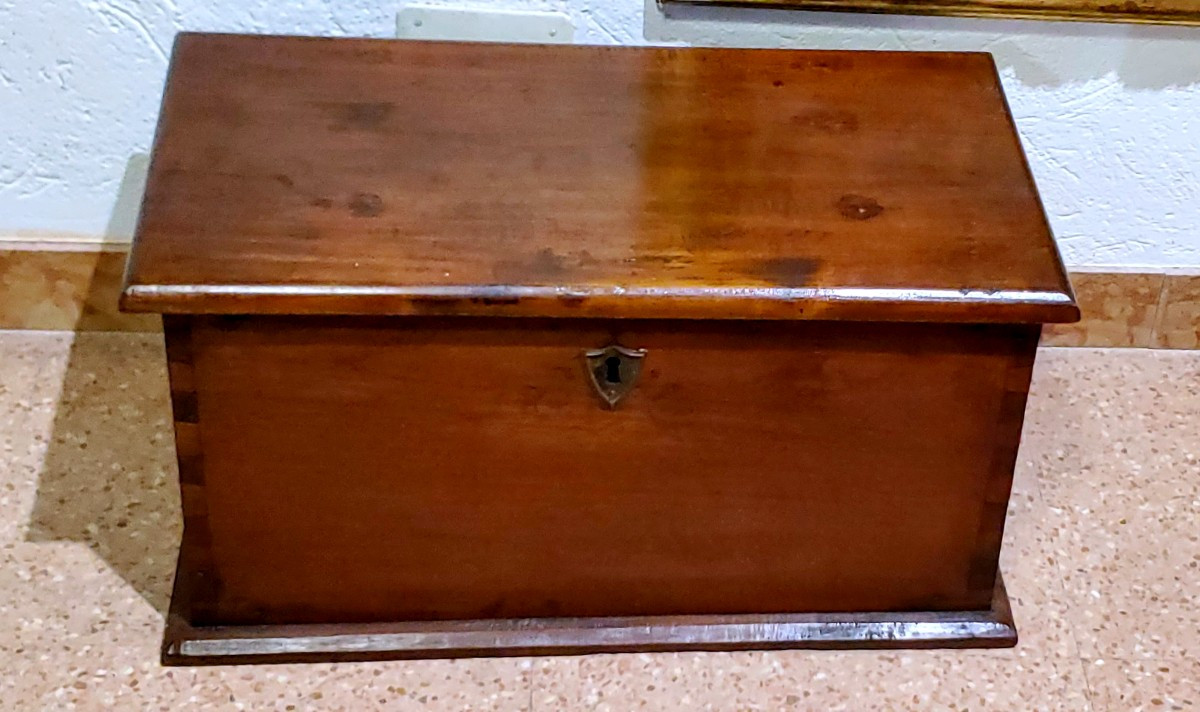 Antica Cassapanca in legno di noce epoca seconda metà 1700 , manifattura Spagnola .