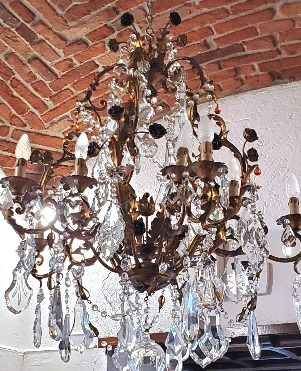 Lampadario in ferro battuto , e decorazioni foglie e fiori in lamierino 