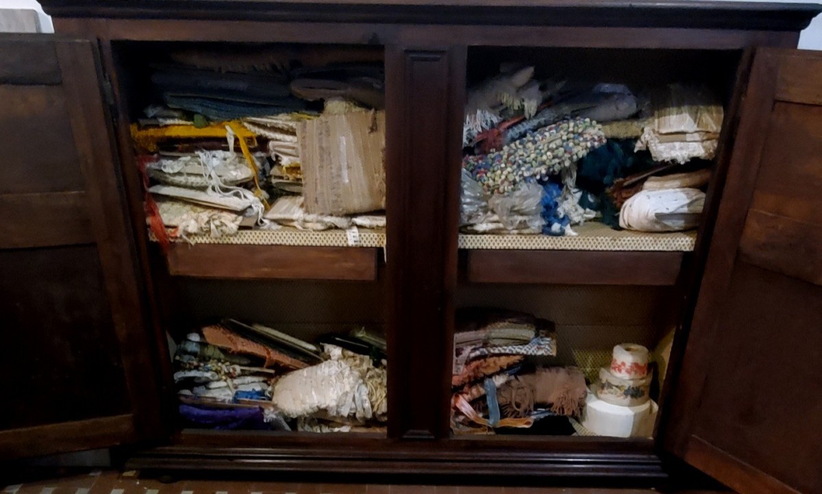 Antica credenza in legno di noce ,fine 1700 ,di manifattura Italia del nord .-photo-4