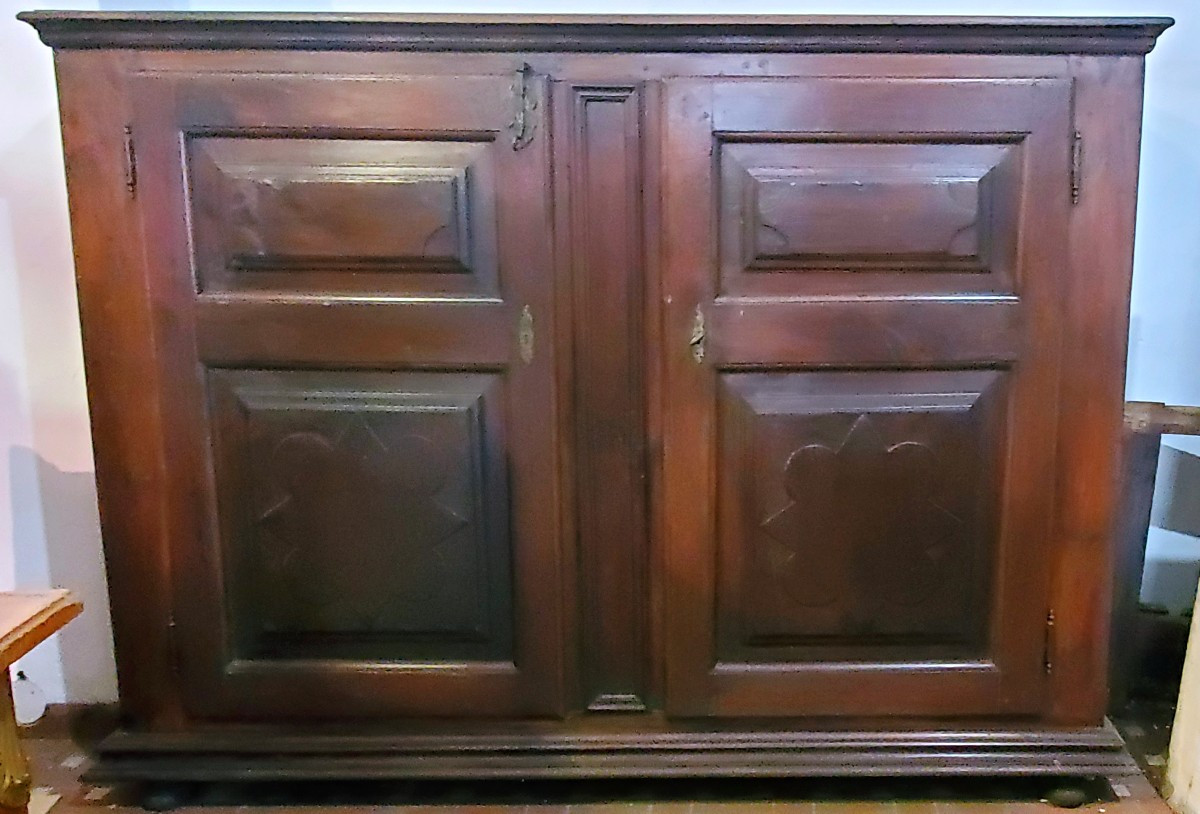 Antica credenza in legno di noce ,fine 1700 ,di manifattura Italia del nord .