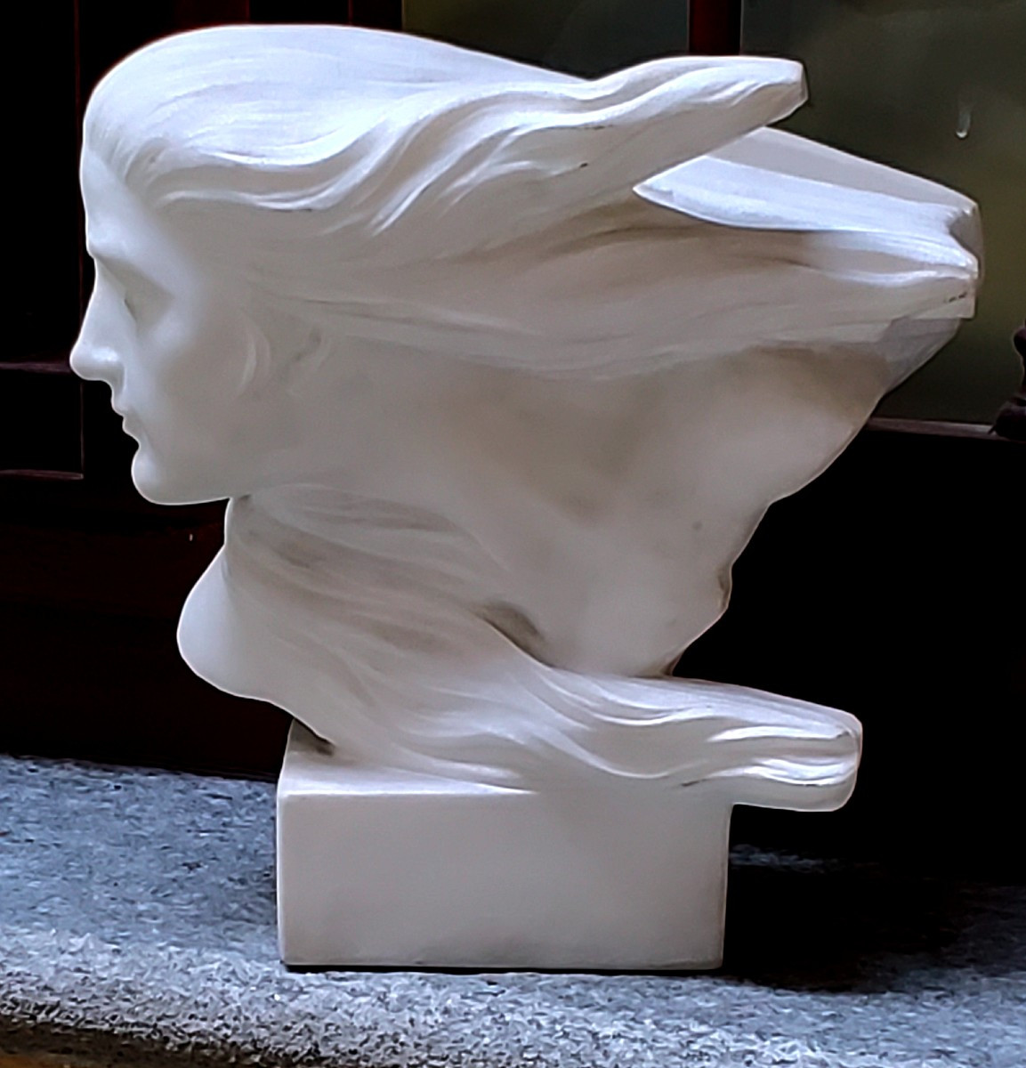 Scultura in marmo di carrara raffigurante Spirito del Vento 