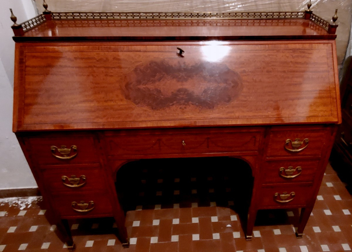 Antica ribalta Vittoriana di manifattura Inglese in legno di Satinwood .