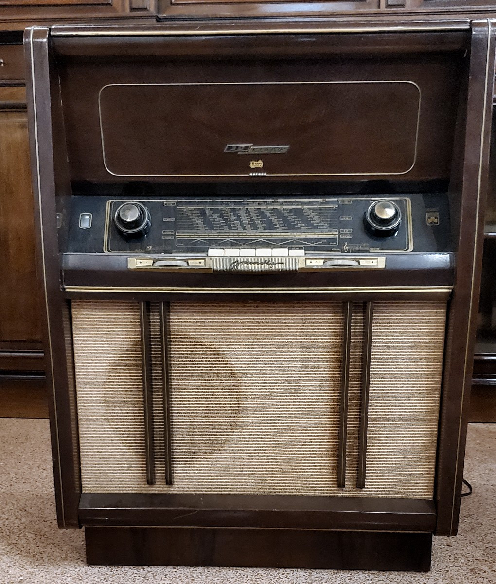 Radio anni 50 marca Grundig, con giradischi