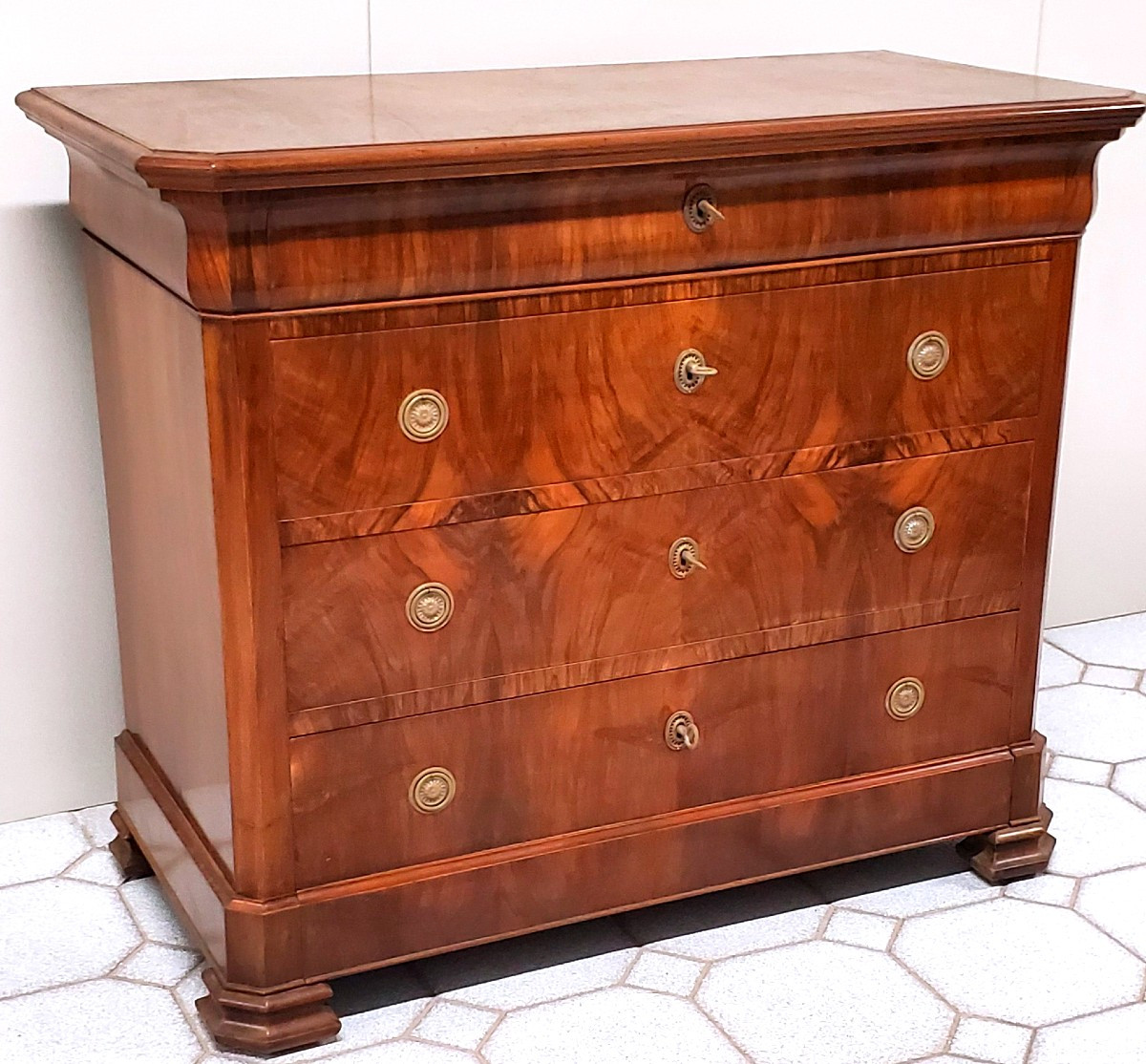 Antico comò epoca Luigi Filippo manifattura Francese ,in legno di noce .