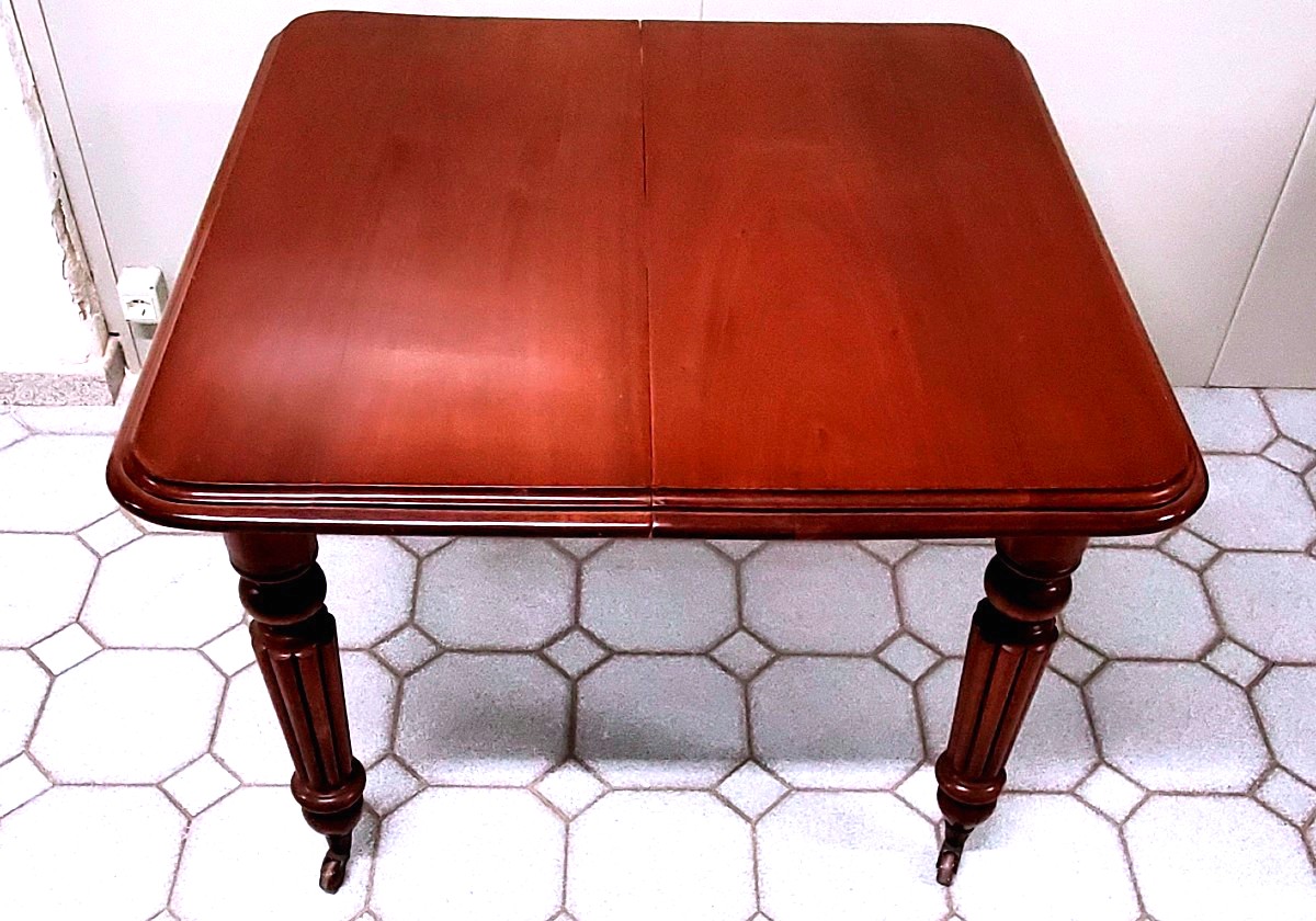 Antico Tavolo Inglese allungabile epoca 1840 (circa) in legno di mogano . 