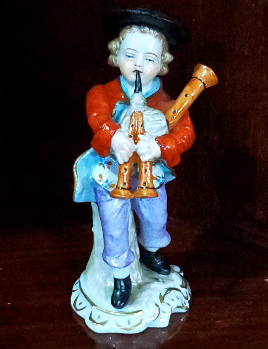 Statuina in porcellana epoca fine 1800 della manifattura Tedesca  di :Sitzendorf (Turingia) 