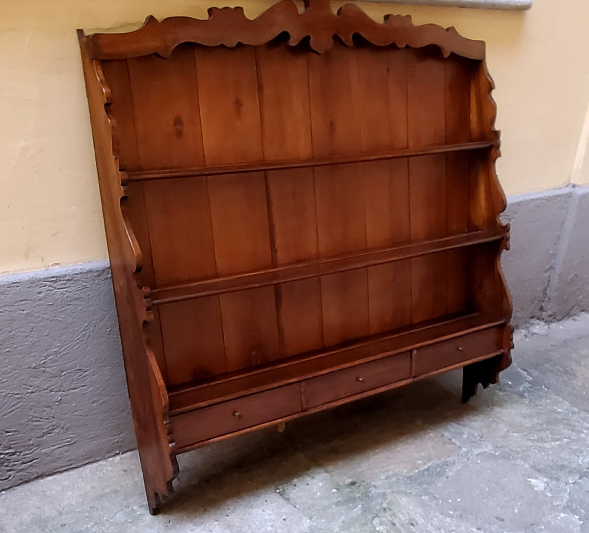 Piattaia da appendere a parete in legno di noce stile Luigi Filippo , di manifattura Italiana-photo-2