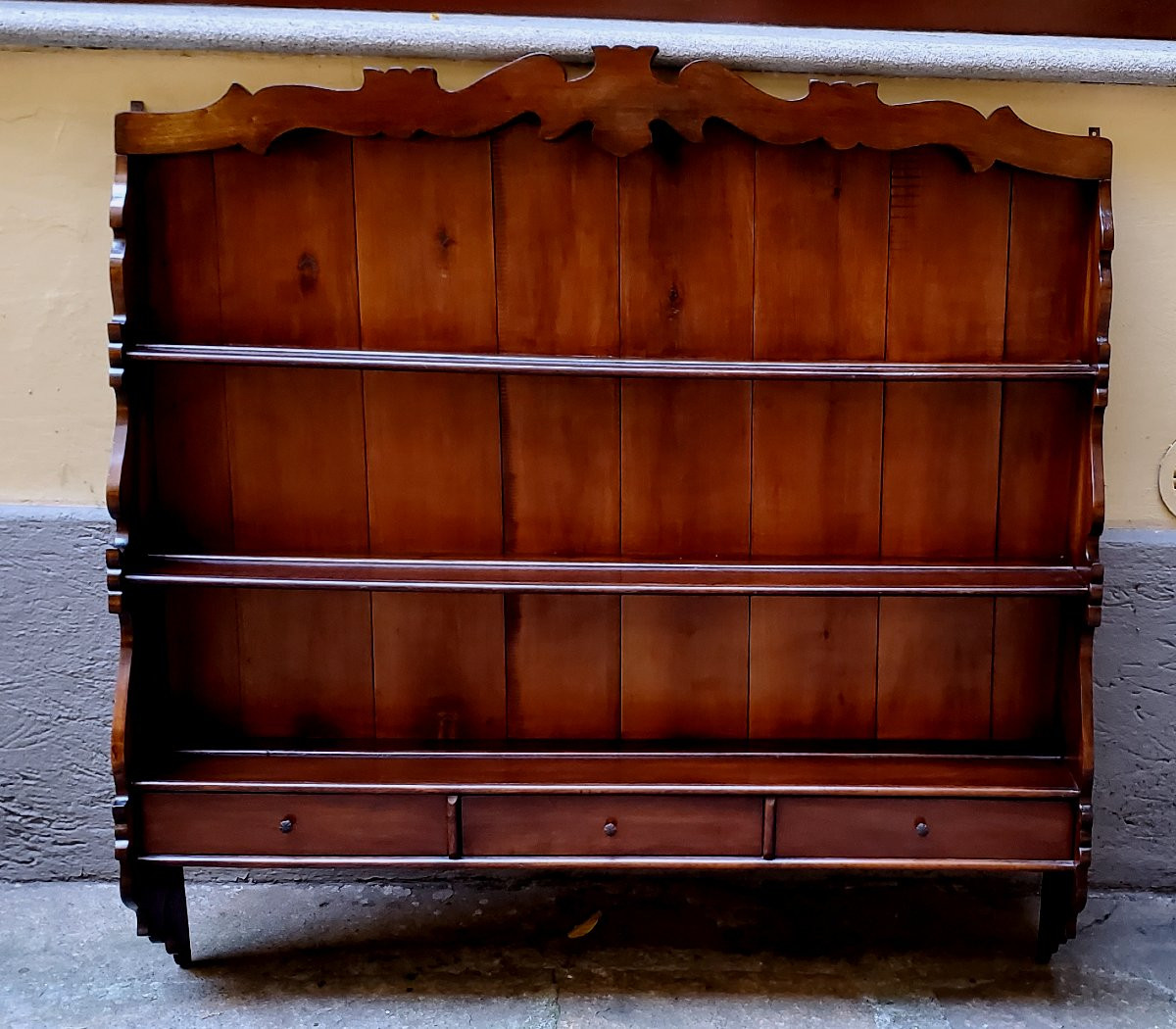 Piattaia da appendere a parete in legno di noce stile Luigi Filippo , di manifattura Italiana-photo-1