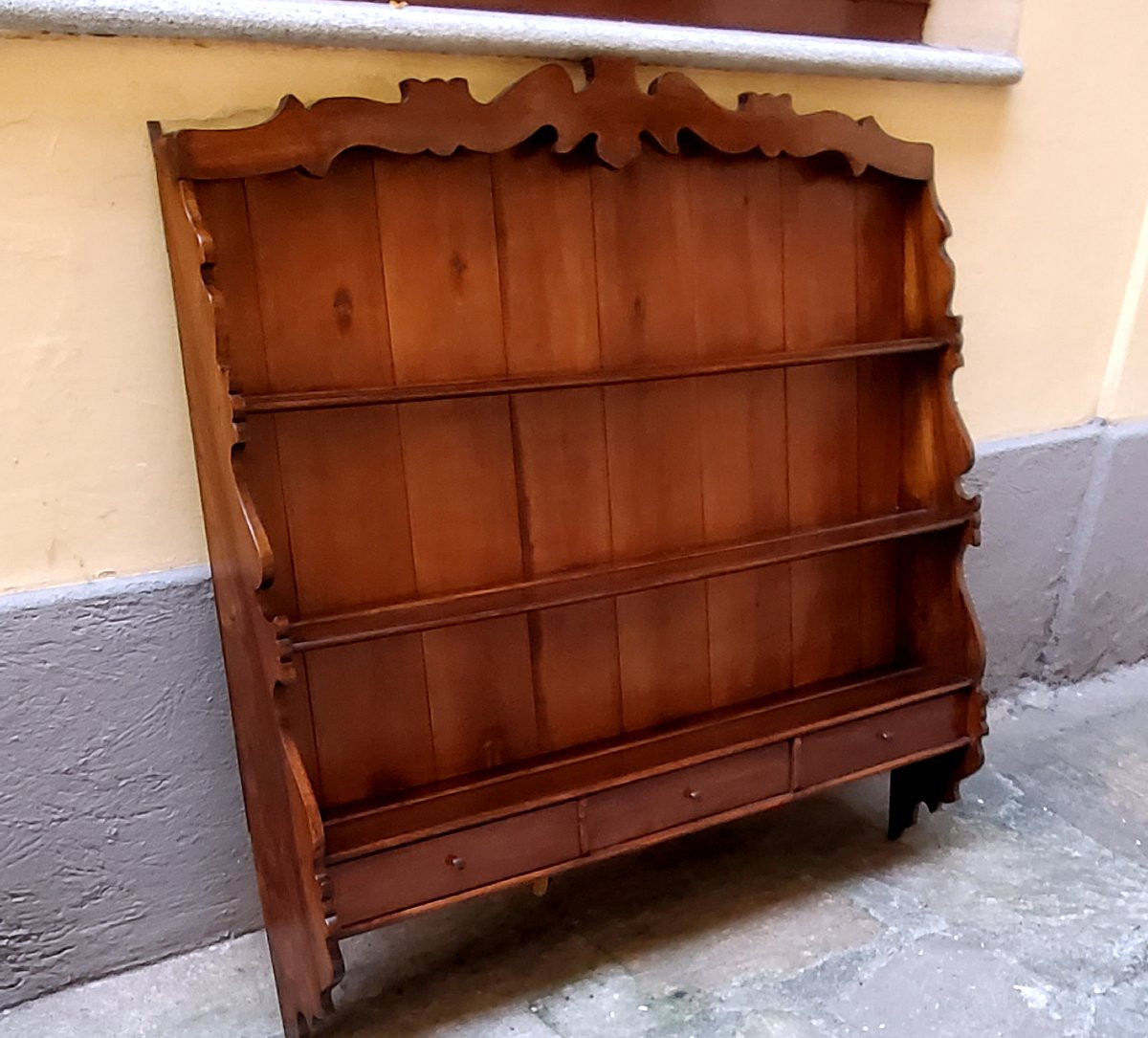 Piattaia da appendere a parete in legno di noce stile Luigi Filippo , di manifattura Italiana-photo-3