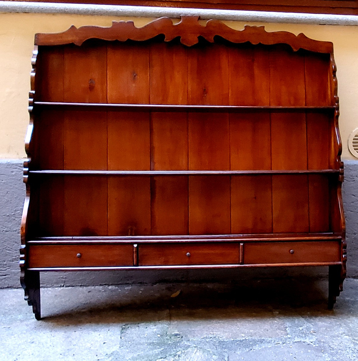 Piattaia da appendere a parete in legno di noce stile Luigi Filippo , di manifattura Italiana