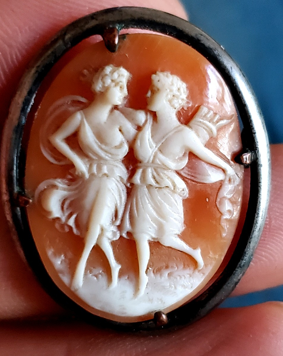 Antica  spilla con cammeo , epoca 1830 (circa) ,scolpita a mano 