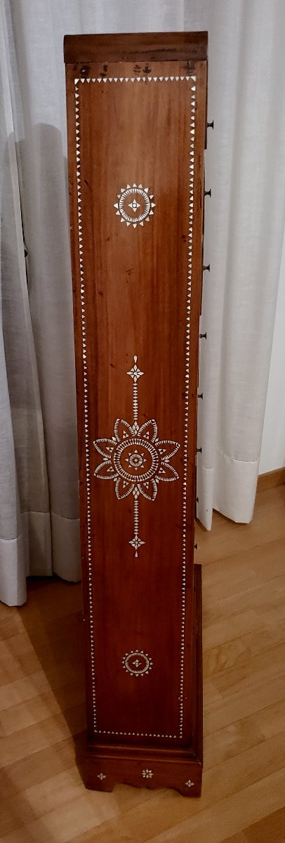 Particolare mobile orientale a 10 cassetti intarsiato in madreperla -photo-4