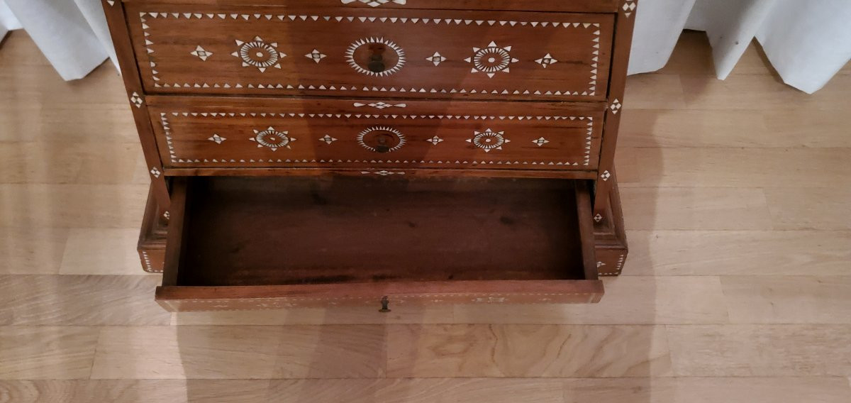 Particolare mobile orientale a 10 cassetti intarsiato in madreperla -photo-2